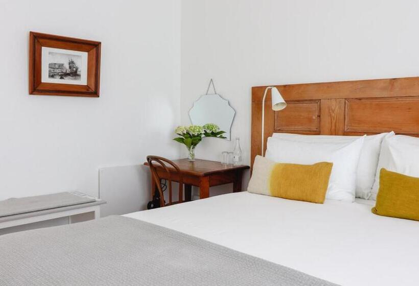 펜션 Whispering Oaks Guest House