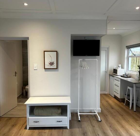 펜션 Whispering Oaks Guest House