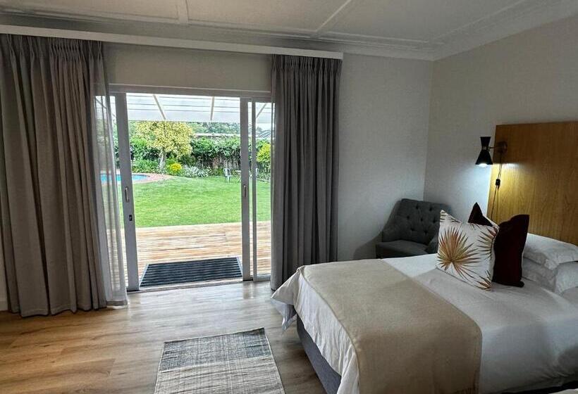 펜션 Whispering Oaks Guest House