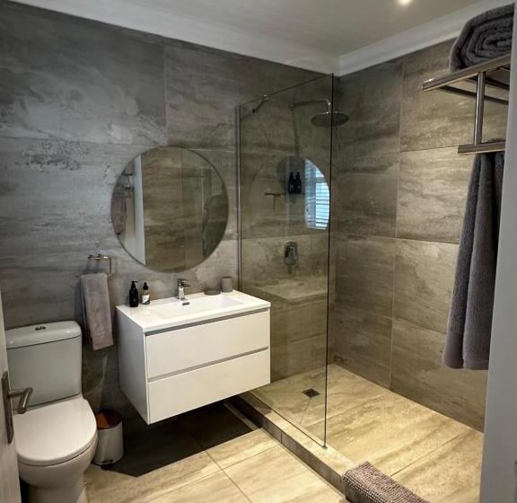 펜션 Whispering Oaks Guest House