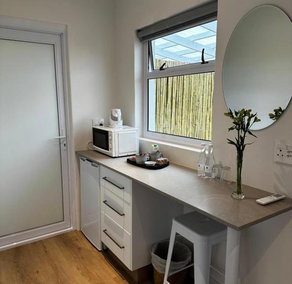 펜션 Whispering Oaks Guest House