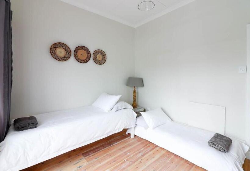 펜션 Whispering Oaks Guest House