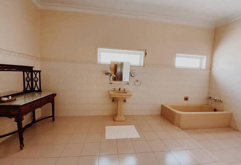 בית מלון כפרי Nilambag Palace