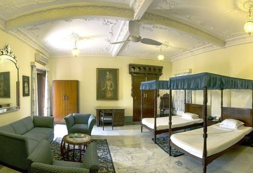 בית מלון כפרי Nilambag Palace