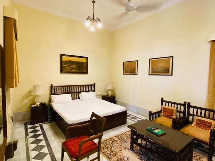 בית מלון כפרי Nilambag Palace