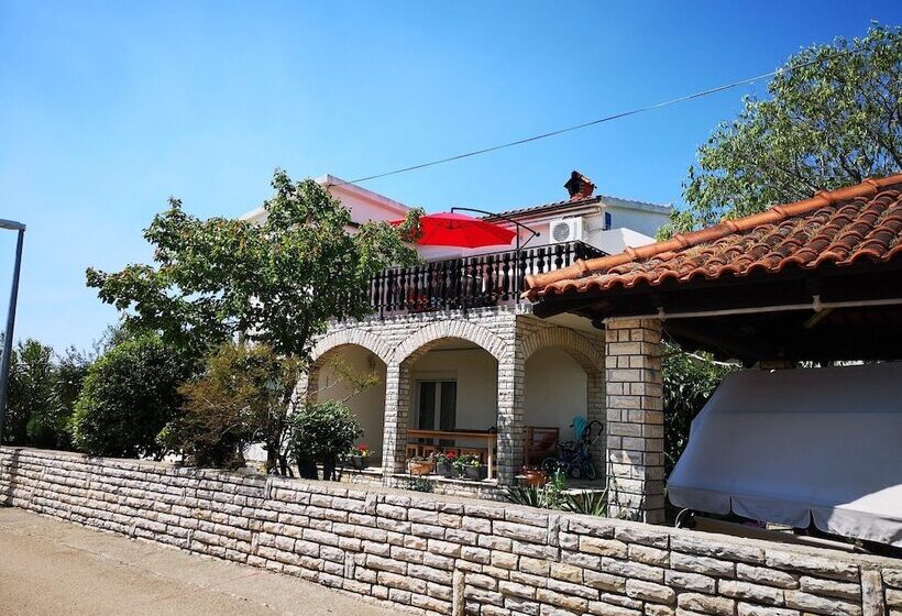 بنسيون Apartments Snježana Carev