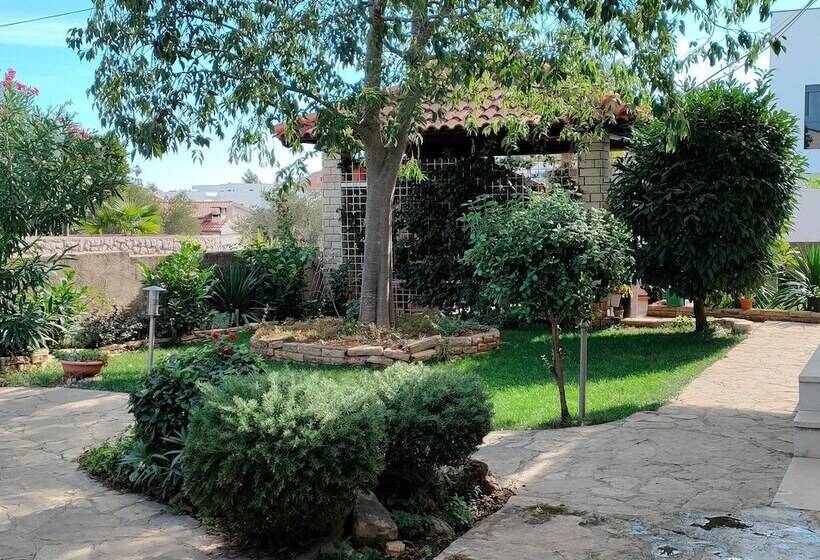 بنسيون Apartments Snježana Carev