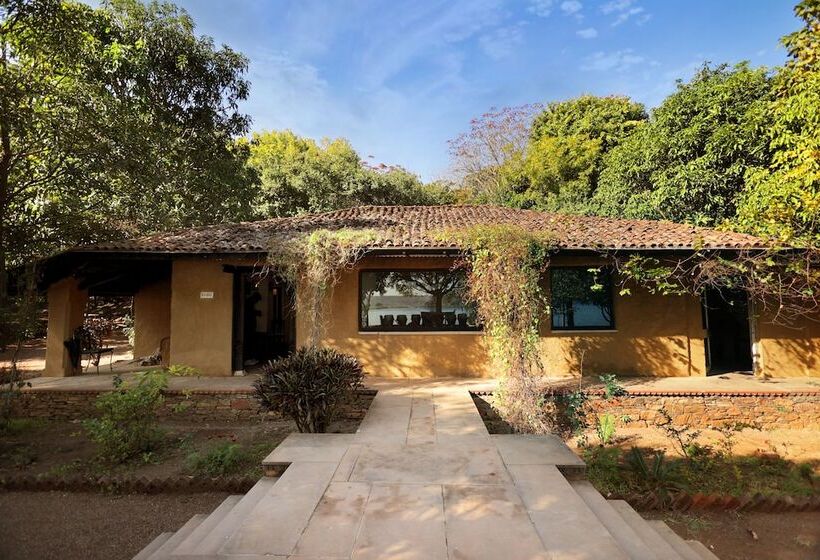 Resort Pangarh Lake Retreat