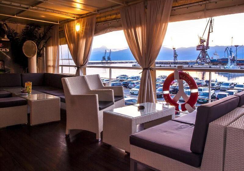 هاستل Botel Marina