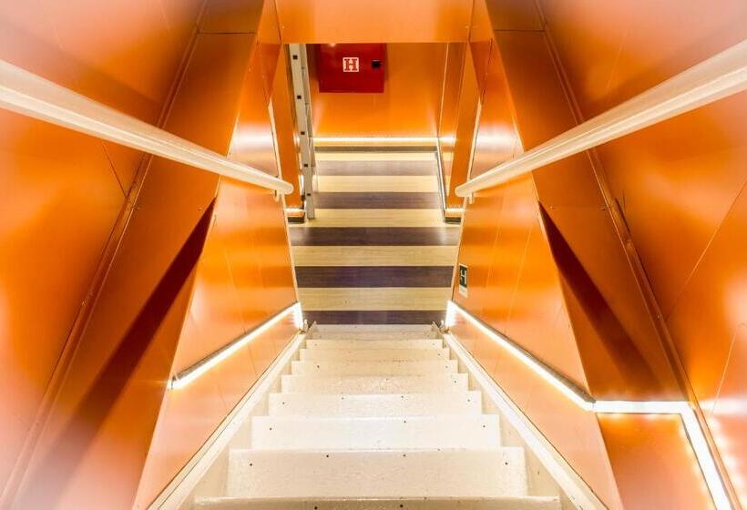 هاستل Botel Marina