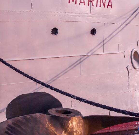 هاستل Botel Marina
