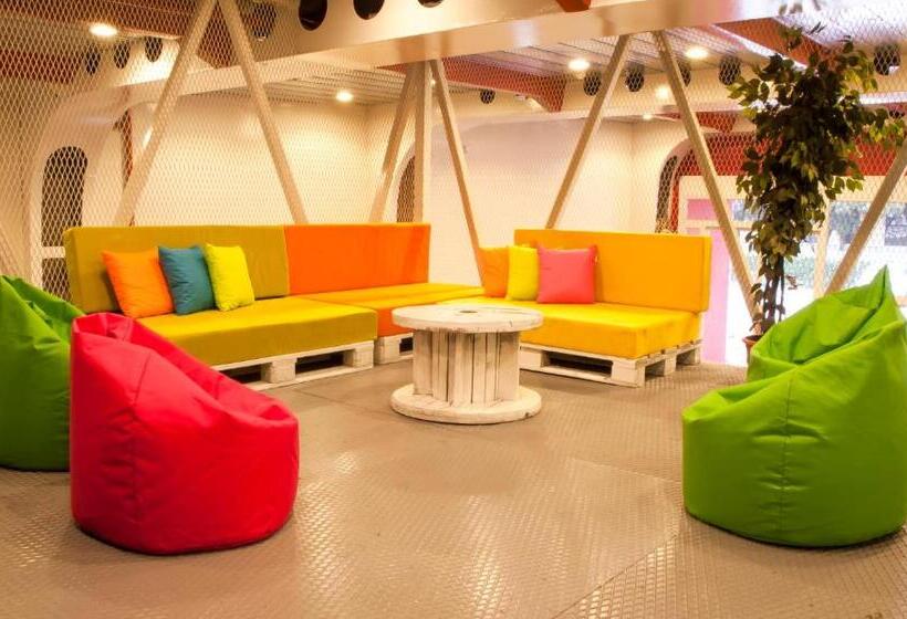 هاستل Botel Marina