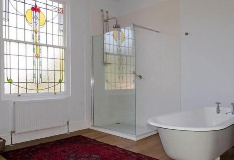 مبيت وإفطار The Lions