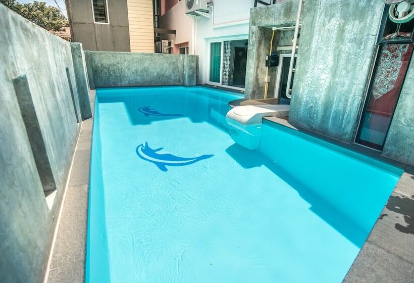 Beehive Phuket Oldtown Hostel