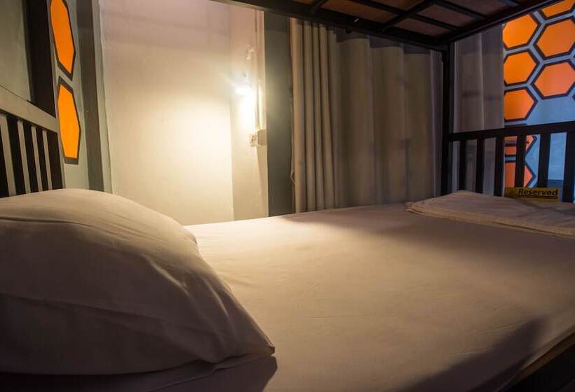 Beehive Phuket Oldtown Hostel