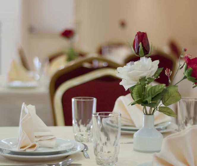 Отель Elaf Al Bustan