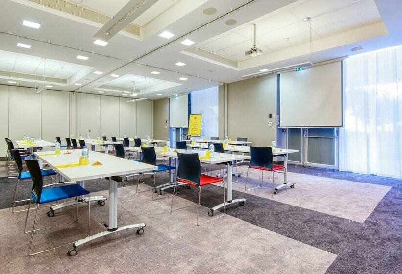 هتل Golden Tulip Marseille Euromed