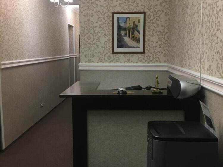 ホテル Griboedov House