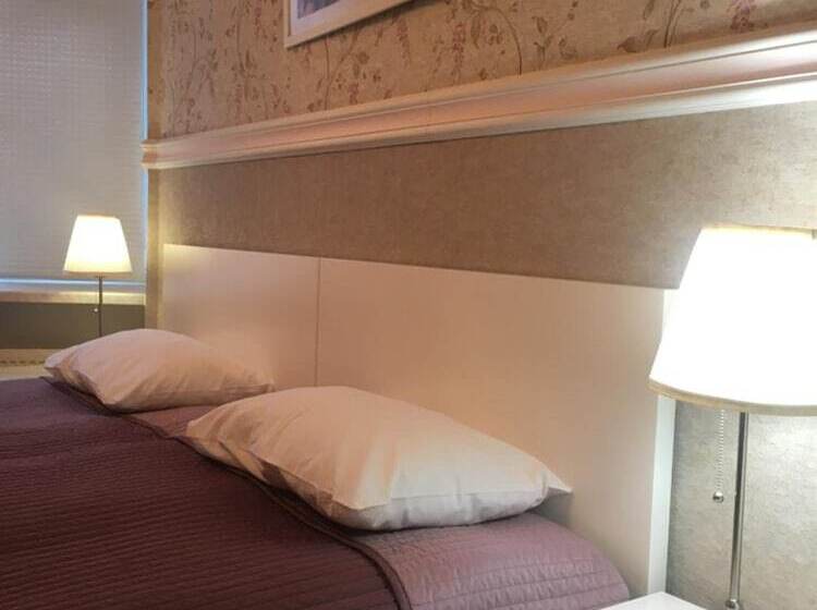 ホテル Griboedov House