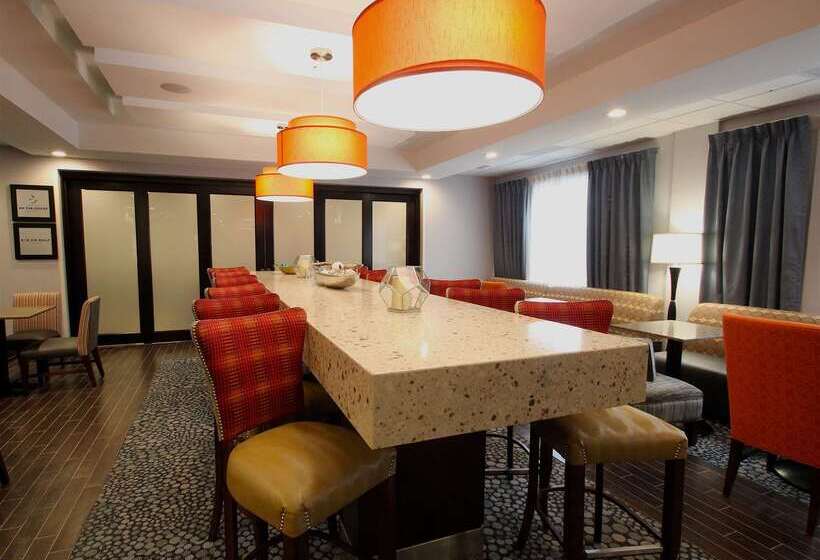 Отель Hampton Inn Suffolk