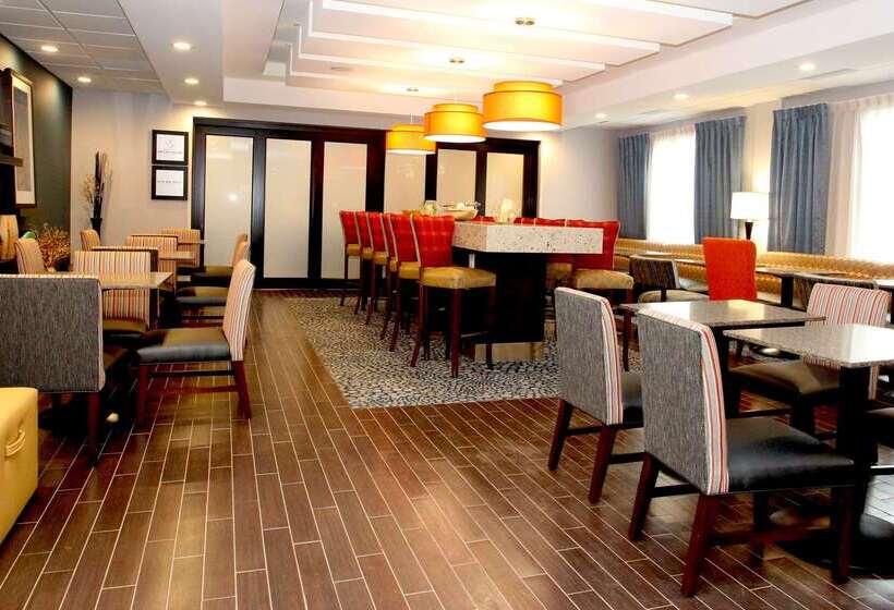 Отель Hampton Inn Suffolk
