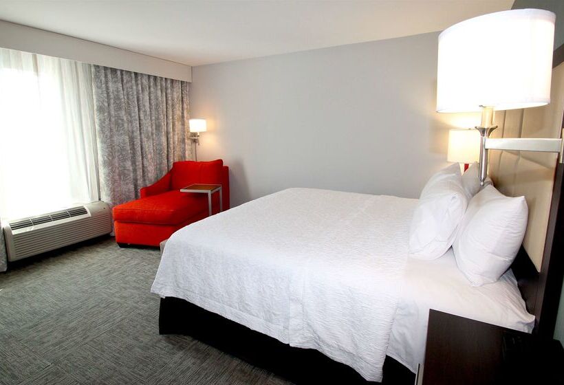 Отель Hampton Inn Suffolk