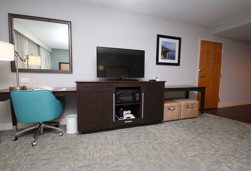 Отель Hampton Inn Suffolk