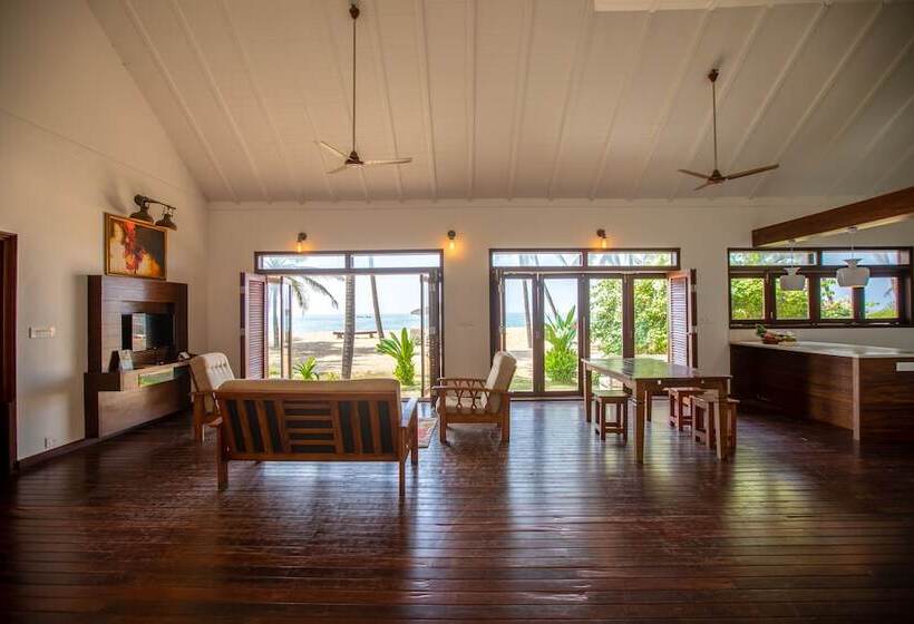 ホテル Malabar Ocean Front Resort & Spa