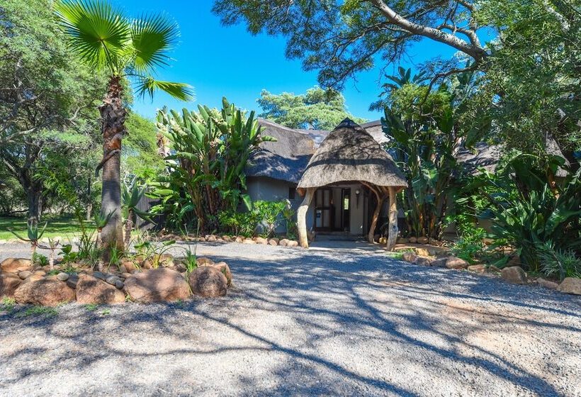 בית מלון כפרי Mziki Safari Lodge