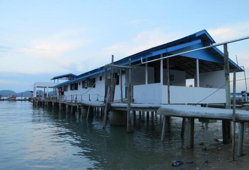 בית מלון כפרי Pangkor Fish House