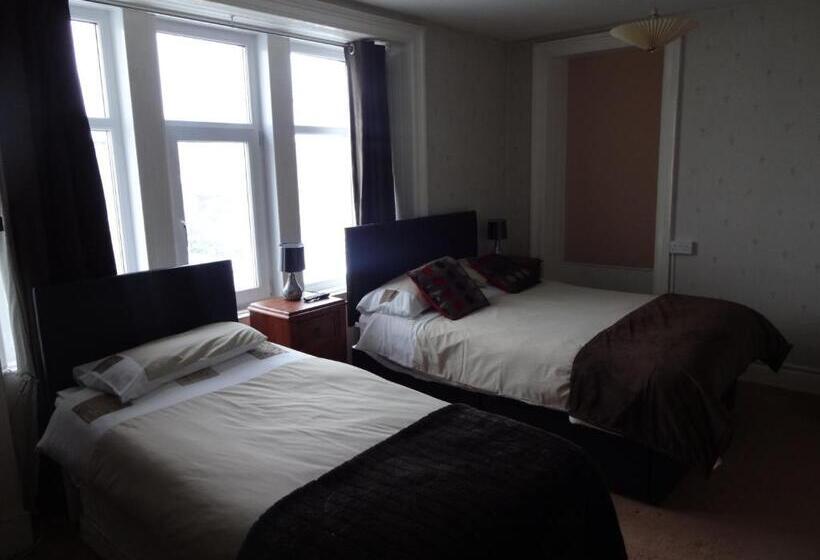 호텔 St. Cyrus Village Inn