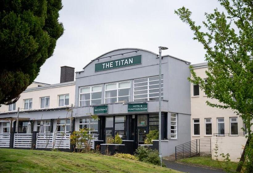 호텔 The Titan