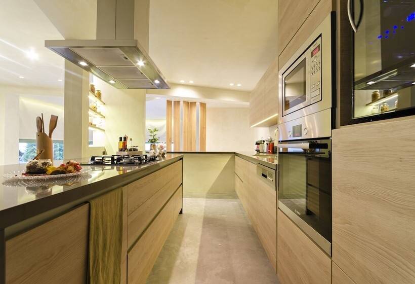 Mama La Roosa Luxury Retreat