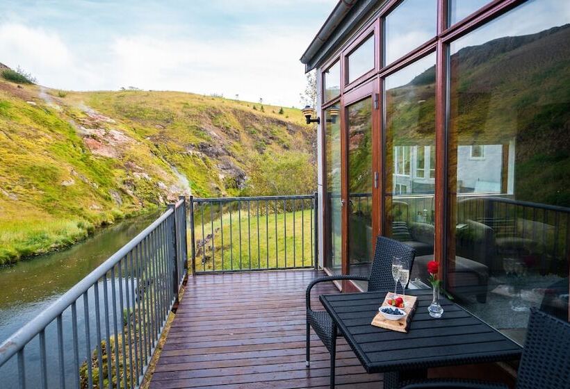 پانسیون Frost And Fire