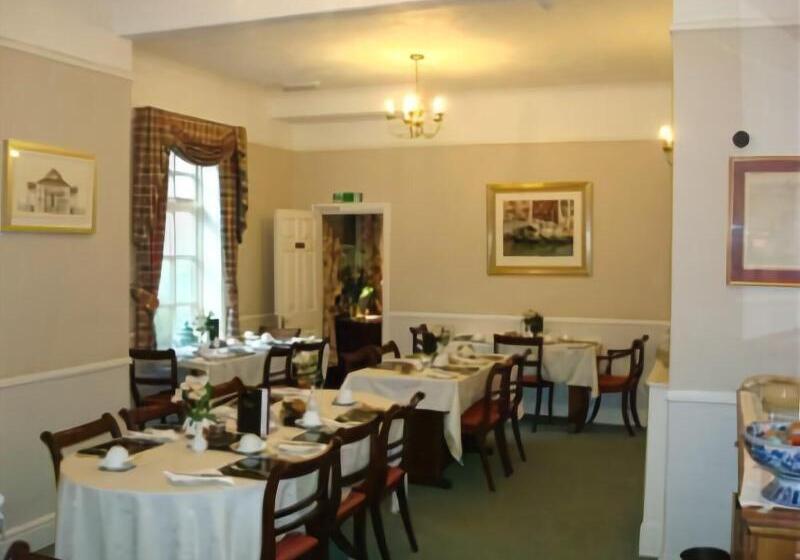 بنسيون Hunters Lodge Guest House