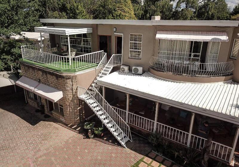 פנסיון Woodpecker Guesthouse