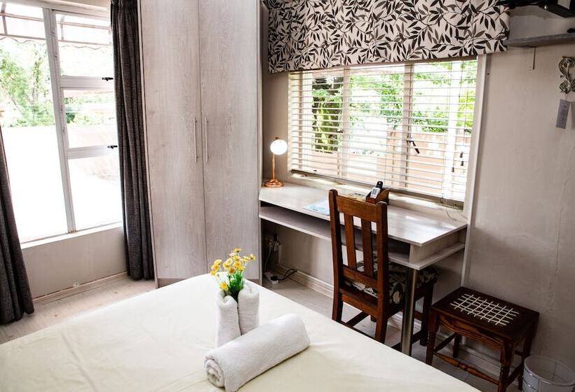 פנסיון Woodpecker Guesthouse