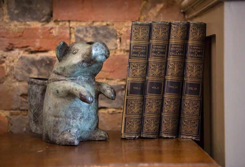 فندق The Curious Pig In The Parlour