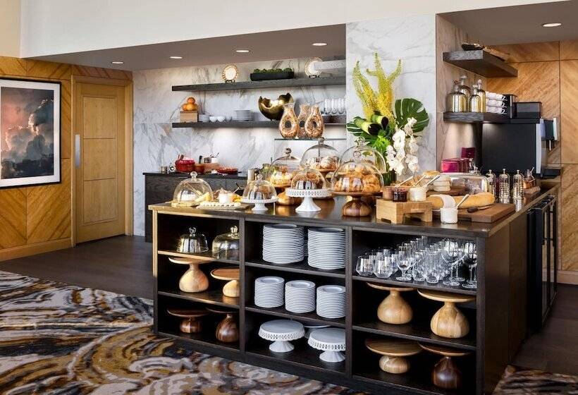 Отель Fairmont Vancouver Airport Gold Experience