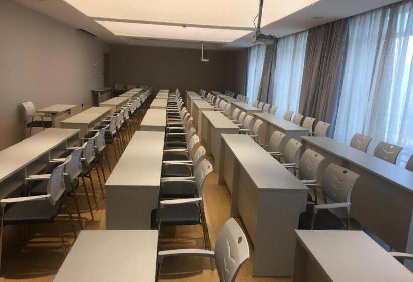 Ji Hotel Lanzhou West Railway Station North