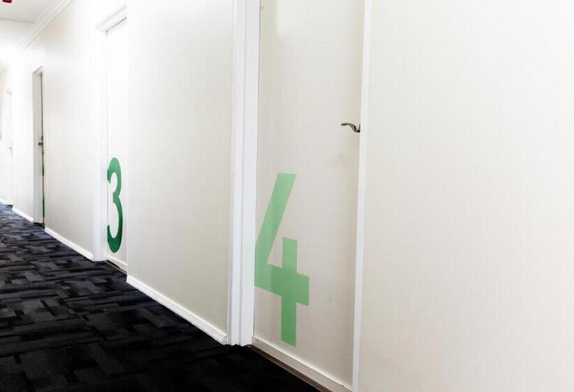 هاستل Mad Monkey Broadway