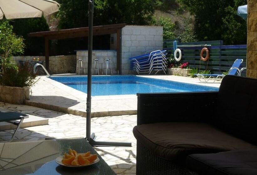 Avra Family Maisonettes