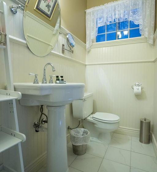 مبيت وإفطار The Wallingford Victorian Inn