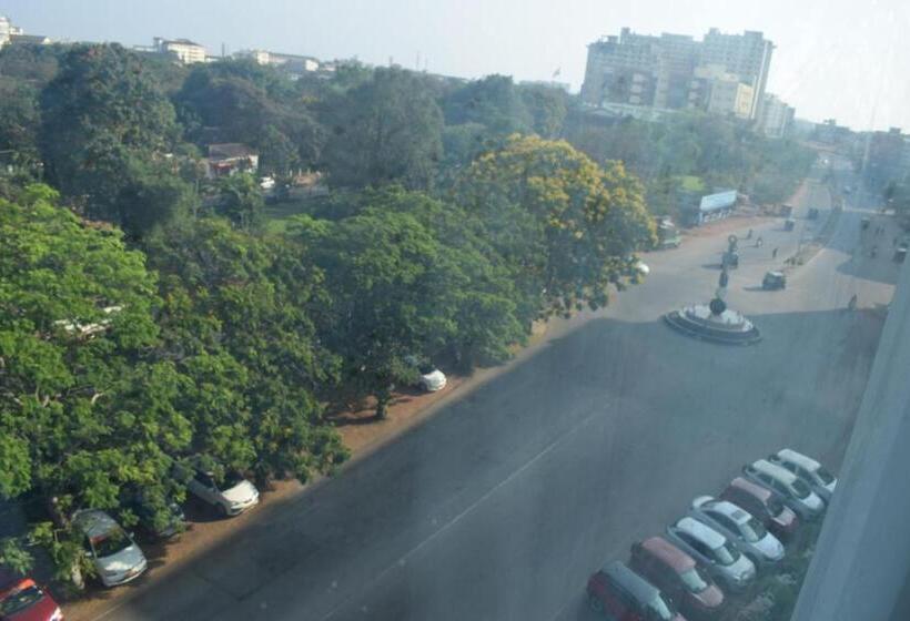 בית מלון כפרי Country Inns & Suites By Radisson Manipal