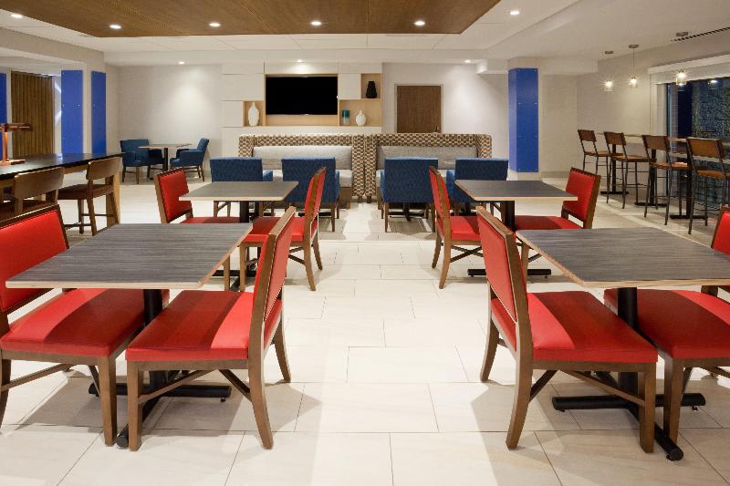 هتل Holiday Inn Express And Suites Des Moines Downtown, An Ihg