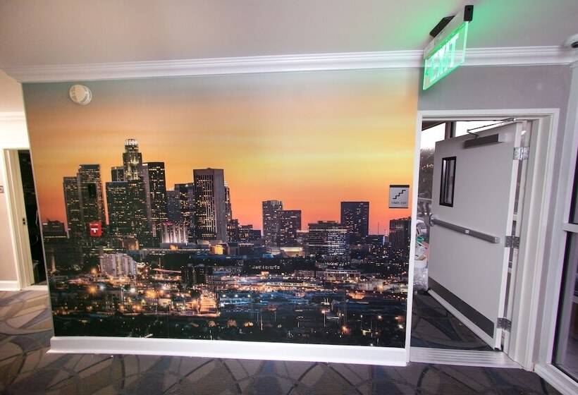 فندق Metropolitan Inn & Suites