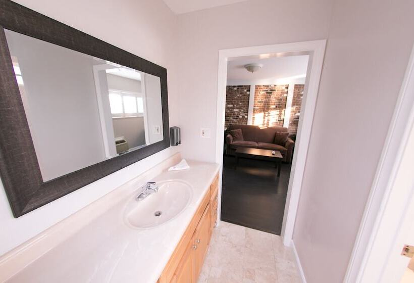 فندق Metropolitan Inn & Suites