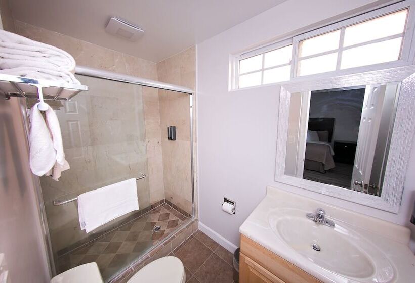 فندق Metropolitan Inn & Suites