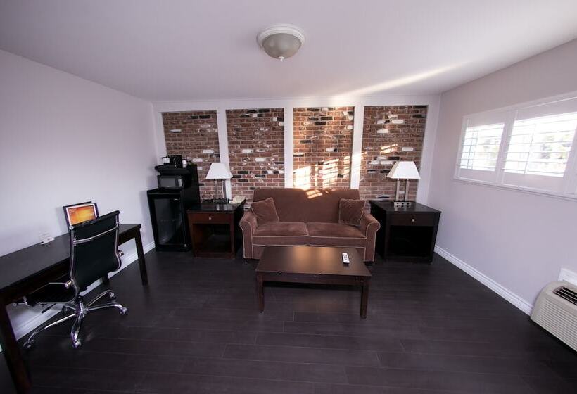 فندق Metropolitan Inn & Suites