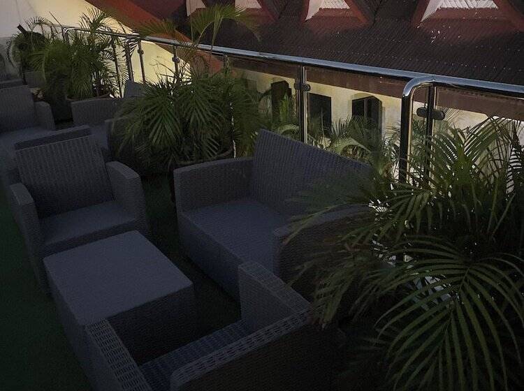 Hotel Nirvana Beach Resort